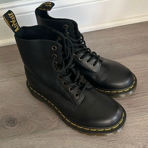 Dr. Martens NEW Never won Women size 7